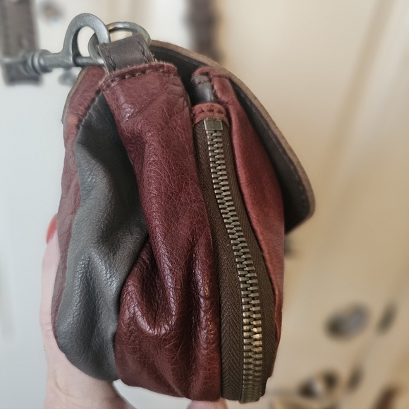 Liebeskind• Leather Flap Turn Lock Crossbody bag. - Picture 11 of 11